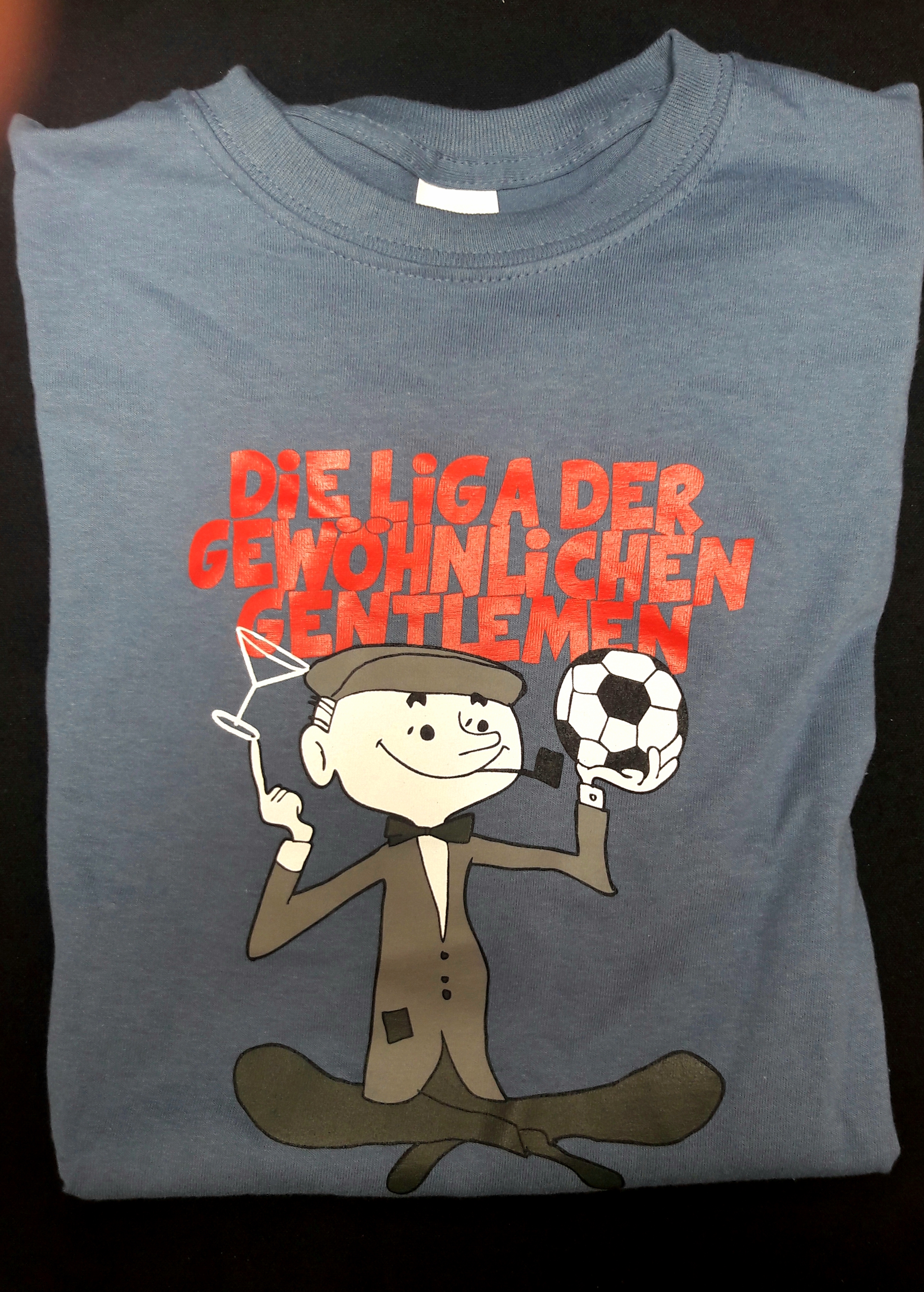 Die Liga der gewöhnlichen Gentlemen - T-Shirt / "Männchen mit Mütze, Ball und Sektflöte"